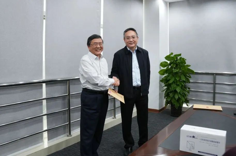 奉賢區(qū)人大常委會黨組書記、主任張培榮一行蒞臨上海山美股份開展“優(yōu)環(huán)境、穩(wěn)經(jīng)濟”大走訪大調(diào)研
